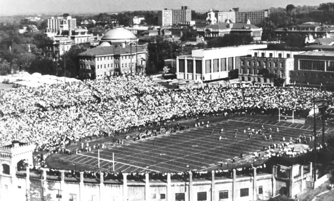 Syracuse field re-named after legendary Ernie Davis, who died soon