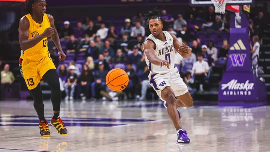 Quimari Peterson dishes out a pass in UW's season-opening win over UAPB