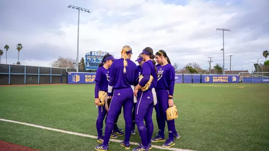 UW Softball Huddle at San Jose State