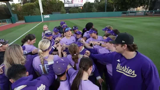 UW softball team huddle