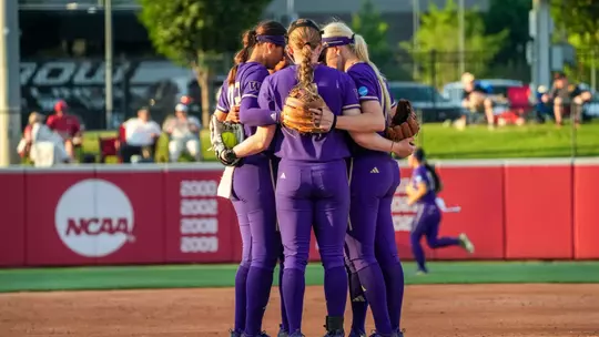 Washington softball huddle vs South Florida