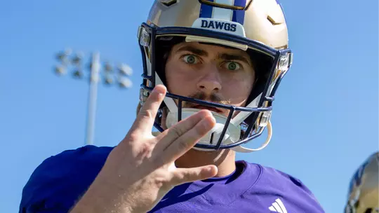 Hunter Green gives a dubs up during practice