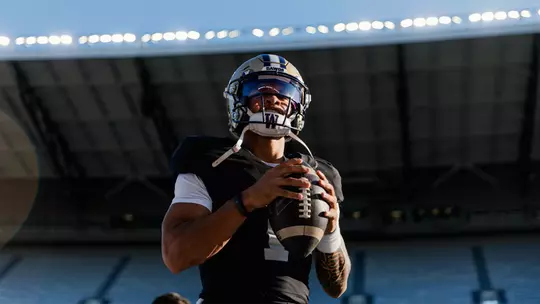 Demond Williams Jr. gets ready for a pass
