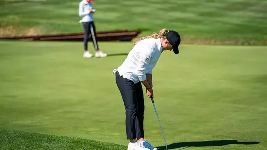 Hannah Ounap lining up shot