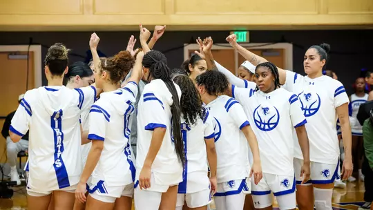 The 2025-26 Seton Hall WBB team huddles