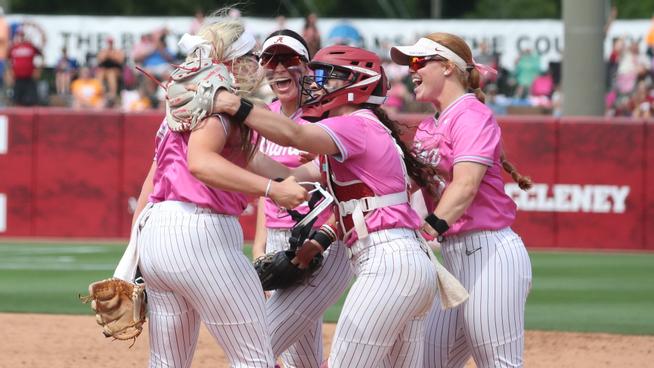 Alabama softball players celebrate after beating Tennessee (April 28, 2024)