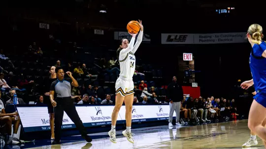 Izzy McPherson shoots a 3