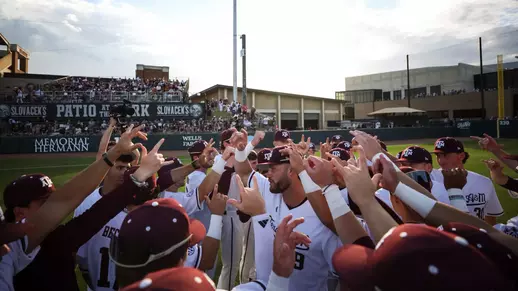 Baseball team huddle v tu