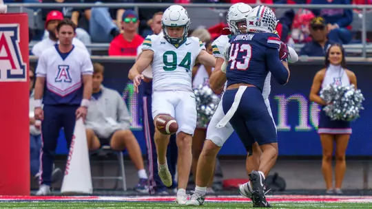 Palmer Williams punts against Arizona 2025