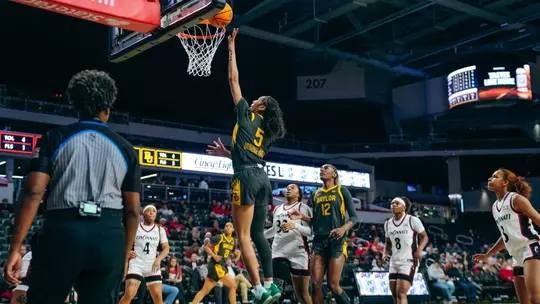Darianna Littlepage-Buggs layup at Cincinnati