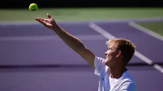 Zsombor Velcz serving