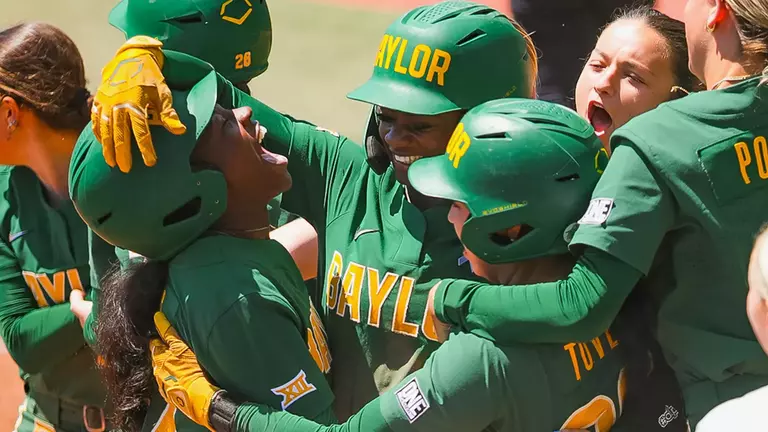 Baylor Celebrates Walk-off Win over Utah