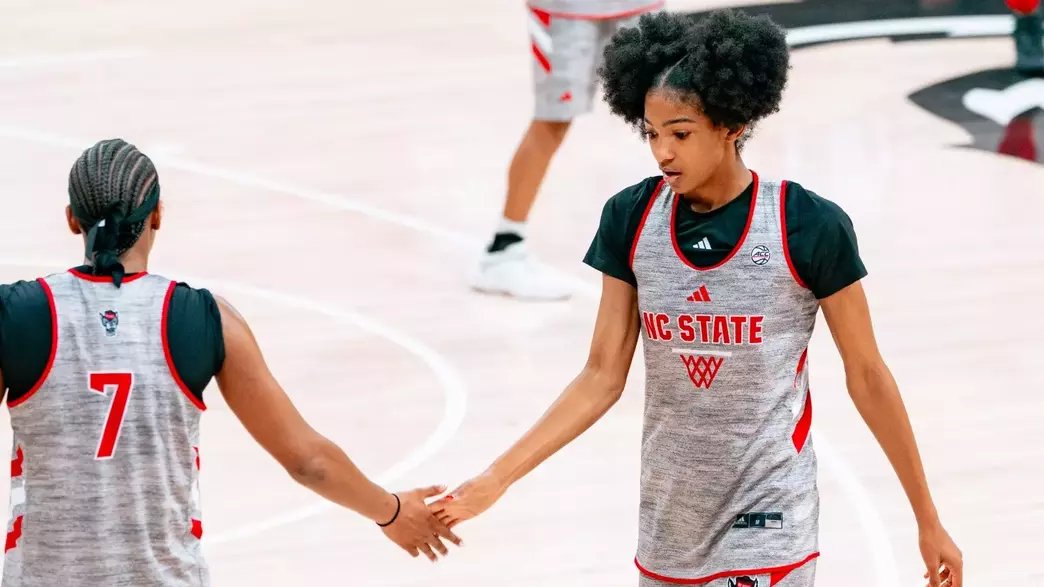 Qadence Samuels and Ky'She Lunan low five during practice during the 2025-26 season