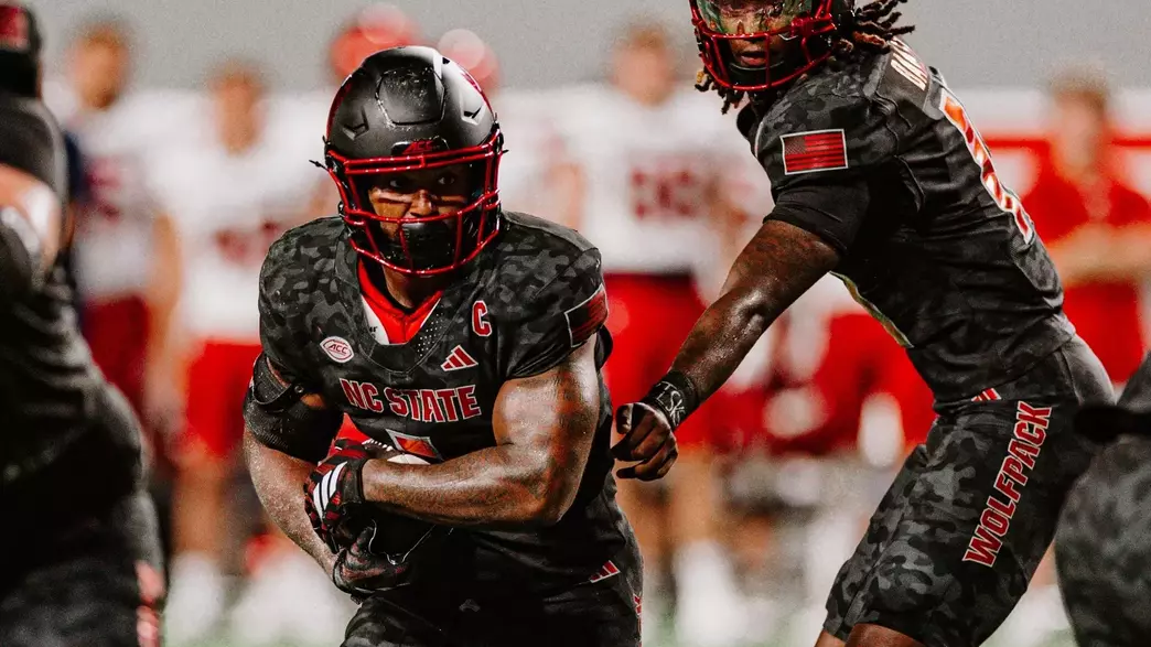 CJ Bailey hands off to Duke Scott