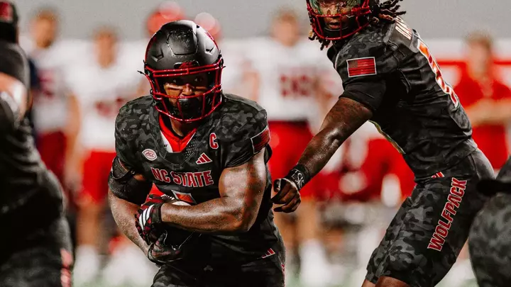 CJ Bailey hands off to Duke Scott