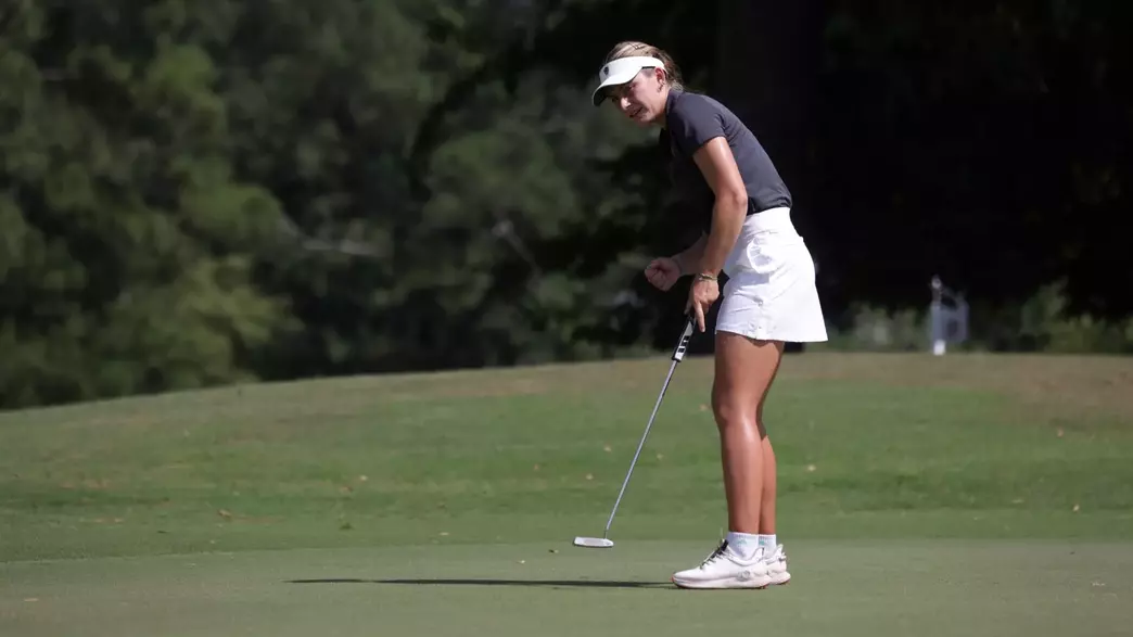 marie madsen putts at Pirate Collegiate Classic