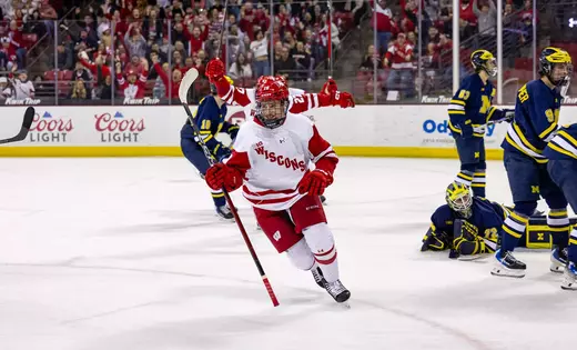 Men's hockey scores B1G win over No. 2 Michigan