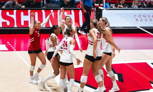 Badgers blitz Huskies in final spring match