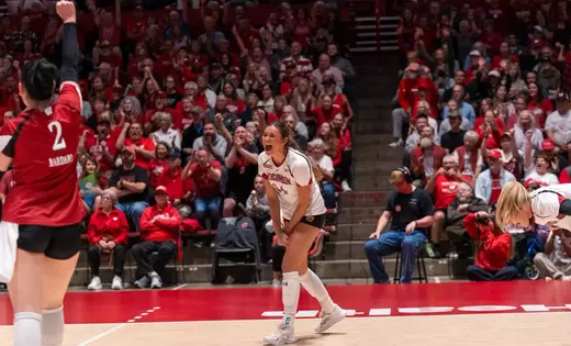 No. 6 Badgers claw past No. 20 Oregon in four sets