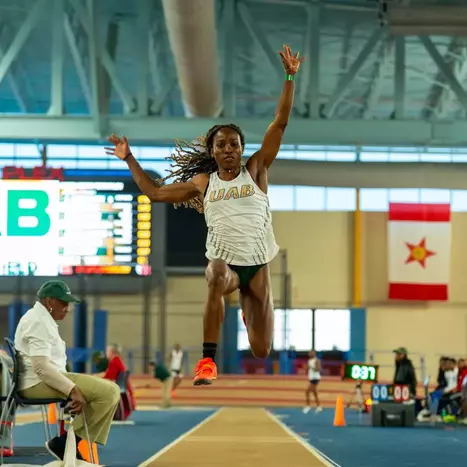 Seniors Shine at Green and Gold Invitational