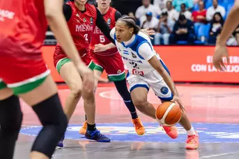 Kiyomi McMiller drives against Mexico at the FIBA Women's AmeriCup 2027 Centrobasket Qualifiers