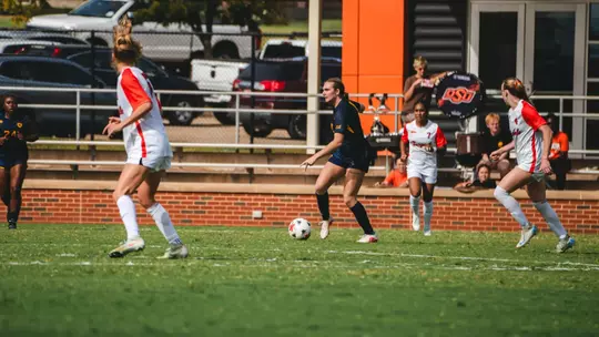 Jordyn Wilson looks to make a pass during a match at Oklahoma State.