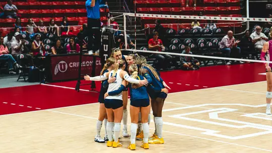 WVU huddles before a point while playing at Utah on Oct. 8