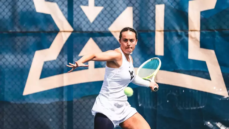 Laura Morillo returns a serve during a tennis match in the 2025-26 season