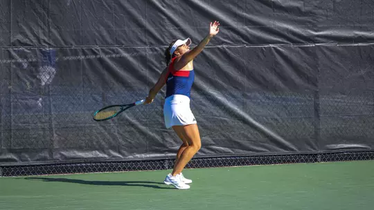 Lizzie Novak returning a moonball