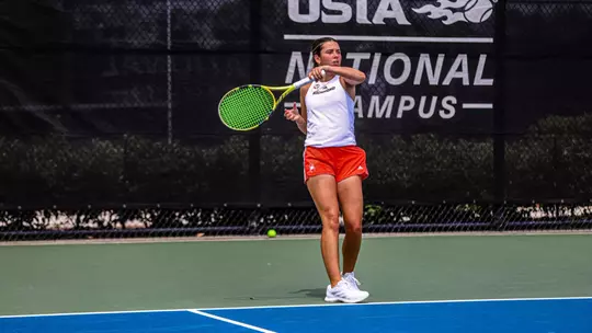 Abby Lee returning a serve