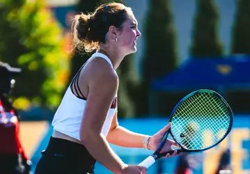 Alice Otis gets down to receive a serve