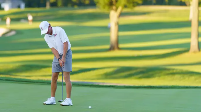 Warren Thomis putting at Bearcat Invitational