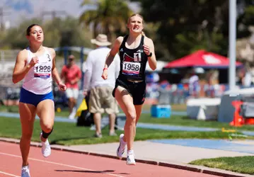 Lucy Fellows races the 800m at the 2025 Jim Click Shootout