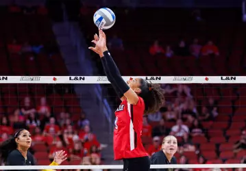 Nayelis Cabello sets the ball vs. Missouri