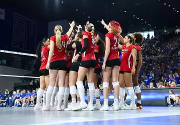 Louisville breaks the huddle before the match at Kentucky