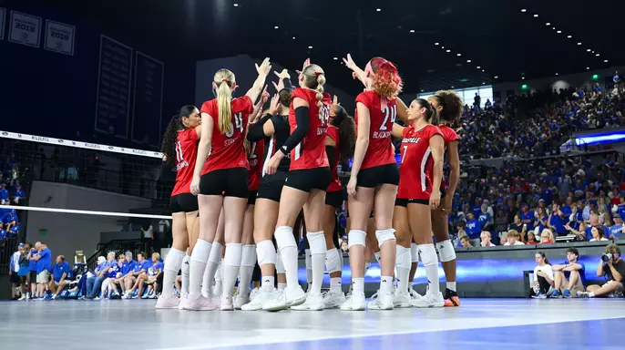 Louisville breaks the huddle before the match at Kentucky