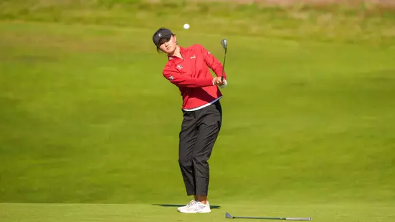Michelle Xing hits her third shot at the fourth hole during the first round of stroke play of the 2025 U.S. Women's Amateur at Bandon Dunes Golf Resort in Bandon, Ore. on Monday, Aug. 4, 2025. (Darren Carroll/USGA)