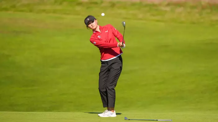 Michelle Xing hits her third shot at the fourth hole during the first round of stroke play of the 2025 U.S. Women's Amateur at Bandon Dunes Golf Resort in Bandon, Ore. on Monday, Aug. 4, 2025. (Darren Carroll/USGA)