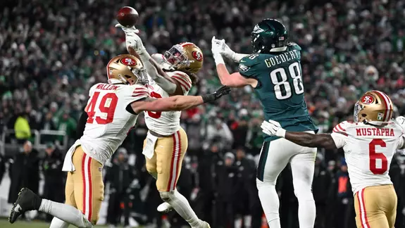 Jan 11, 2026; Philadelphia, PA, USA; San Francisco 49ers linebacker Eric Kendricks (43) blocks a pass intended for Philadelphia Eagles tight end Dallas Goedert (88) during the fourth quarter in an NFC Wild Card Round game at Lincoln Financial Field. Mandatory Credit: Eric Hartline-Imagn Images