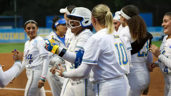 Kaniya Bragg celebrates with teammates