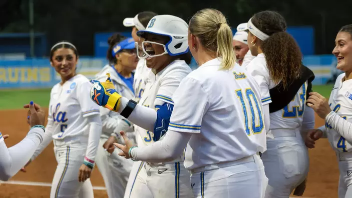 Kaniya Bragg celebrates with teammates