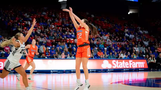 Natalie Pasco shooting from three