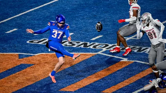 Oscar Doyle punting during 2025 MW Championship