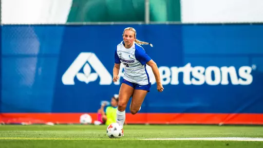Siena Zunino dribbling the ball.