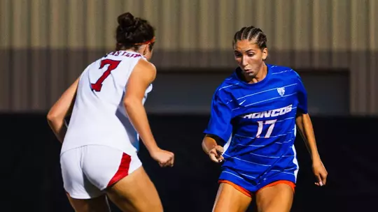 Sophie Schmautz dribbling the ball.