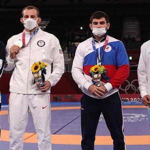 Myles Amine (right) with other 86kg freestyle medalists (Getty Images)