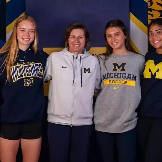 From left: Brooklyn Reid, Torah Betteridge, Jennifer Klein (Head Coach), Anabelle Egeland, Sloane May, Ellie Lesser