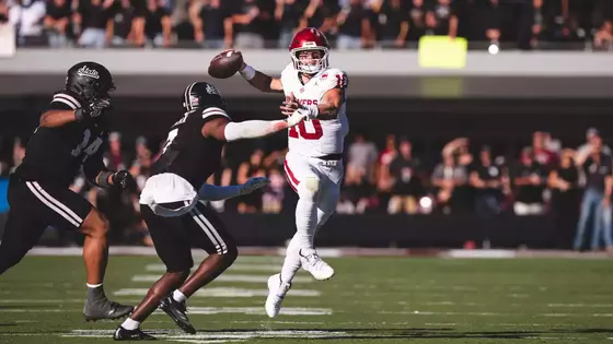 Picture of John Mateer making a touchdown pass during Oklahoma's game at Mississippi State