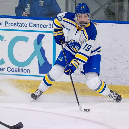 Sunderbruch Makes 36 Saves in Collegiate Debut as Ice Hockey Falls at Holy Cross