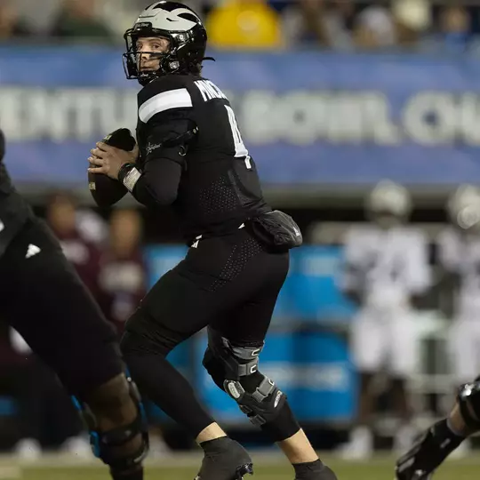 Minicucci Ties Delaware Single-Game Passing Touchdowns Record as Football Dominates Missouri State, 61-38